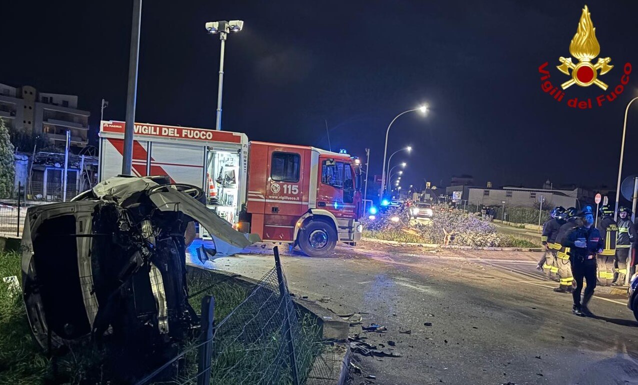 Gioia del Colle, auto fuori strada: il conducente estratto dalle lamiere e portato in ospedale