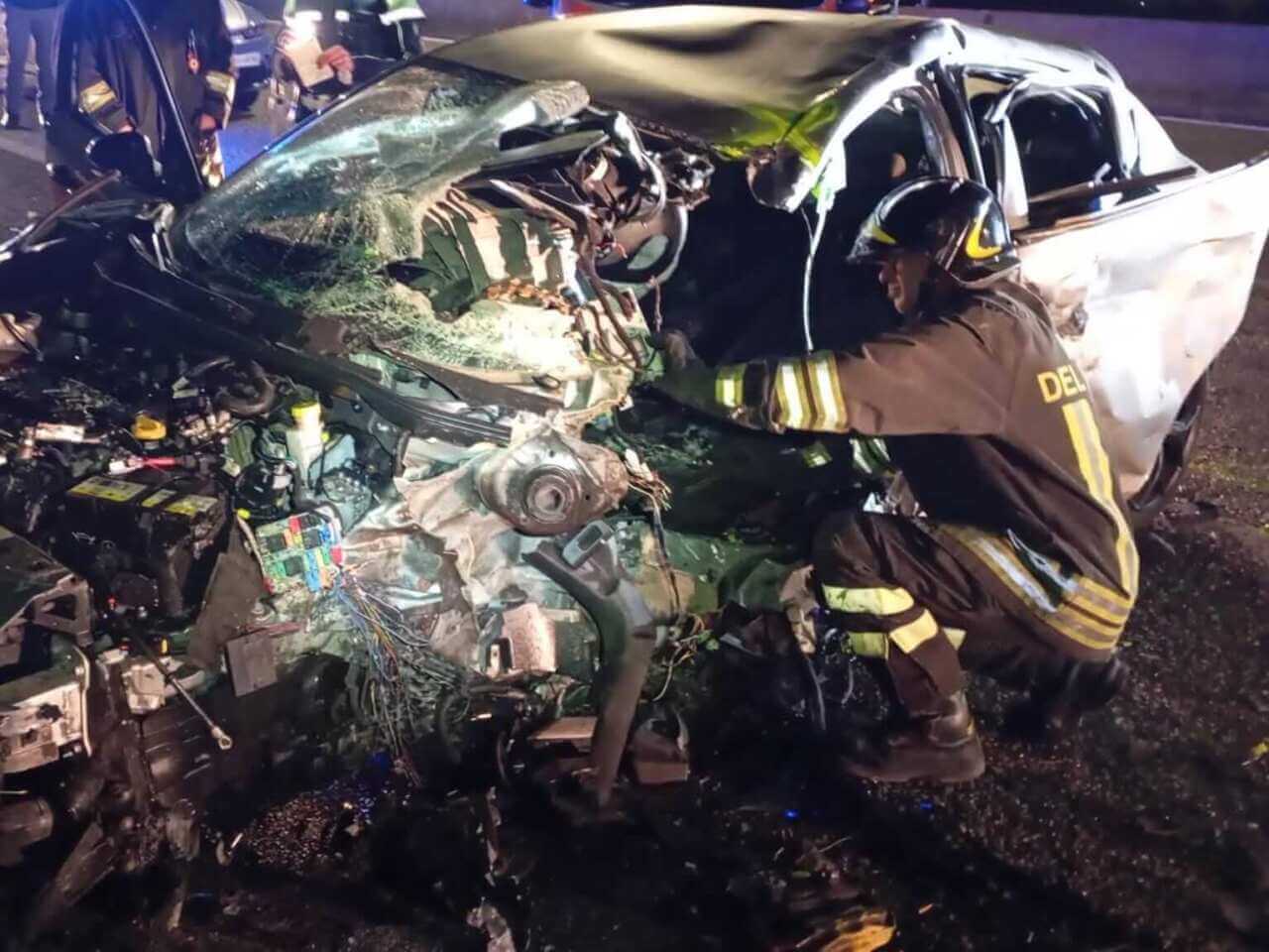 Bari, contromano sulla Ss 16: scontro tra auto e furgone, 2 uomini in prognosi riservata