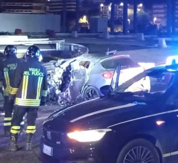 Bari, contromano sulla Ss 16: scontro tra auto e furgone, 2 uomini in prognosi riservata