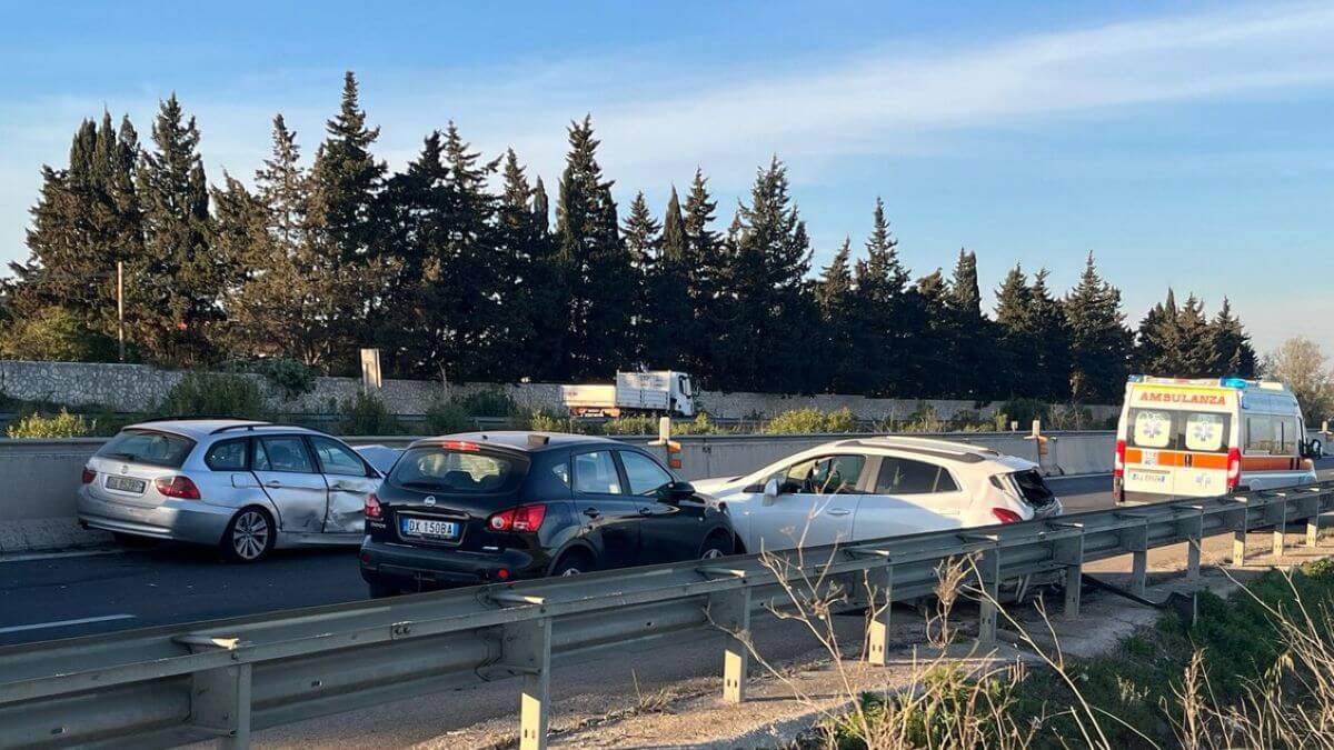 Brindisi, incidente tra quattro auto sulla Ss7: sette feriti, strada chiusa al traffico