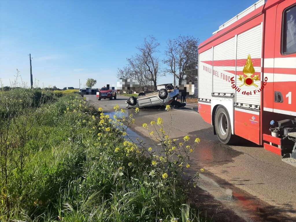 Incidente tra Pisticci e San Basilio, auto si ribalta sulla Sp 18: 38enne ricoverato in prognosi riservata – FOTO