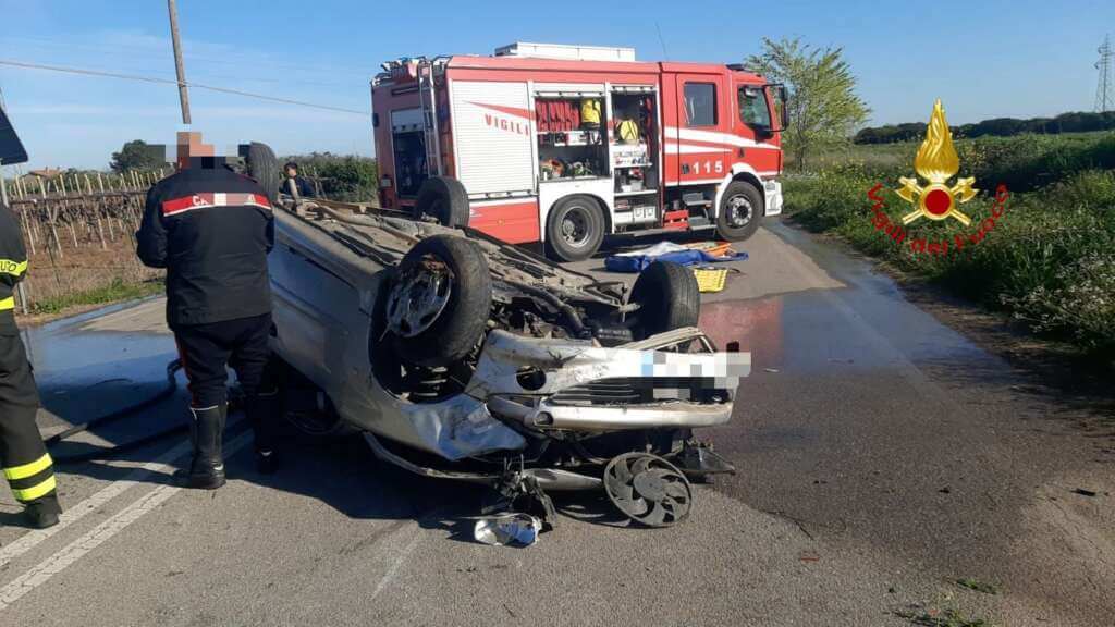 Incidente tra Pisticci e San Basilio, auto si ribalta sulla Sp 18: 38enne ricoverato in prognosi riservata – FOTO