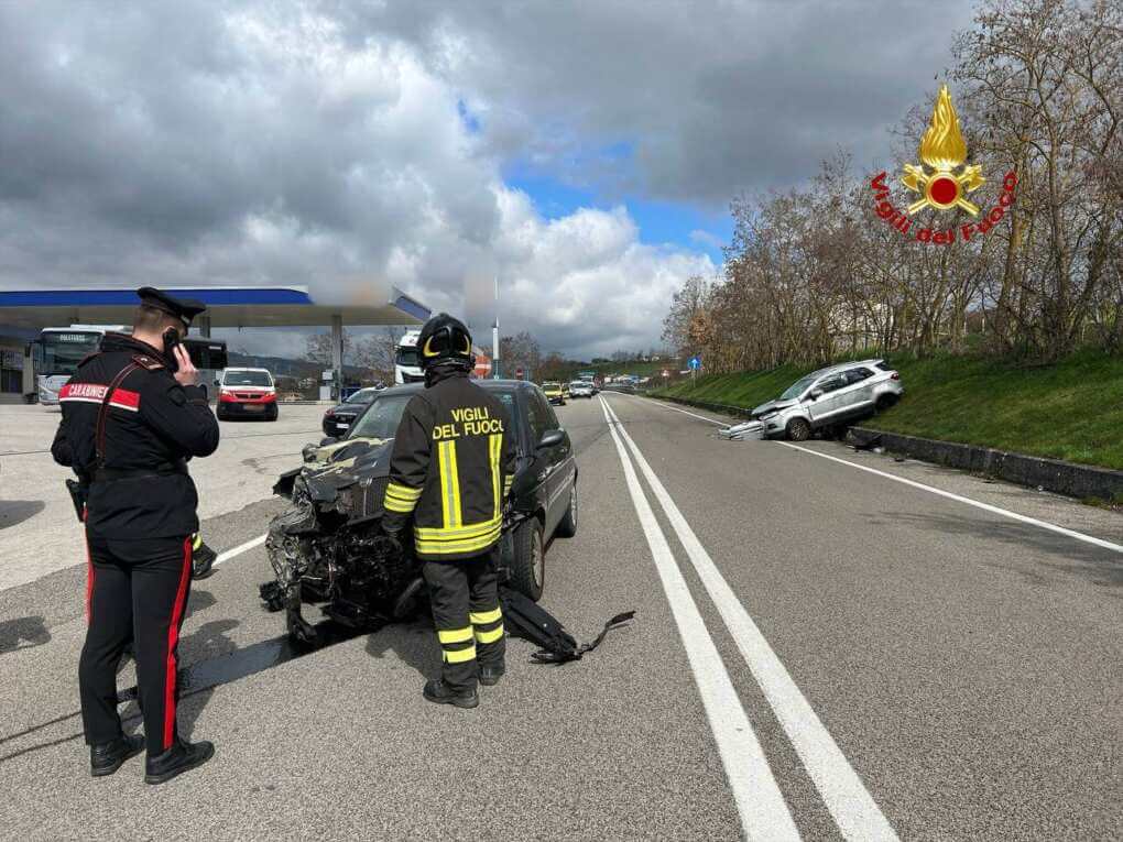 Incidente sulla statale 95 tra Tito e Brienza: violento scontro tra due auto Incidente sulla statale 95 tra Tito e Brienza: violento scontro tra due auto