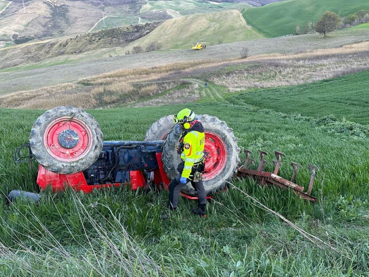 Celenza Valfortore, trattore si ribalta sulla provinciale: 32enne muore mentre torna a casa dal lavoro