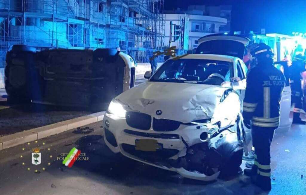 Galleria foto 'Incidente a Lecce, un’auto si ribalta dopo lo scontro con un altro mezzo: soccorsi i conducenti' - foto 3
