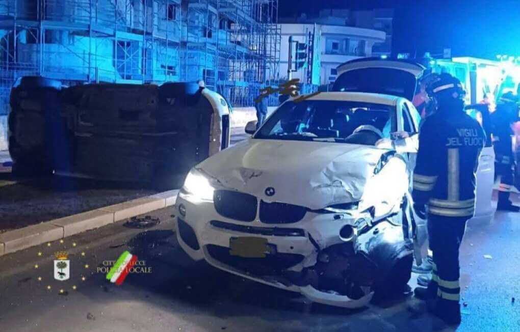 Incidente a Lecce, un’auto si ribalta dopo lo scontro con un altro mezzo: soccorsi i conducenti Incidente a Lecce, un’auto si ribalta dopo lo scontro con un altro mezzo: soccorsi i conducenti