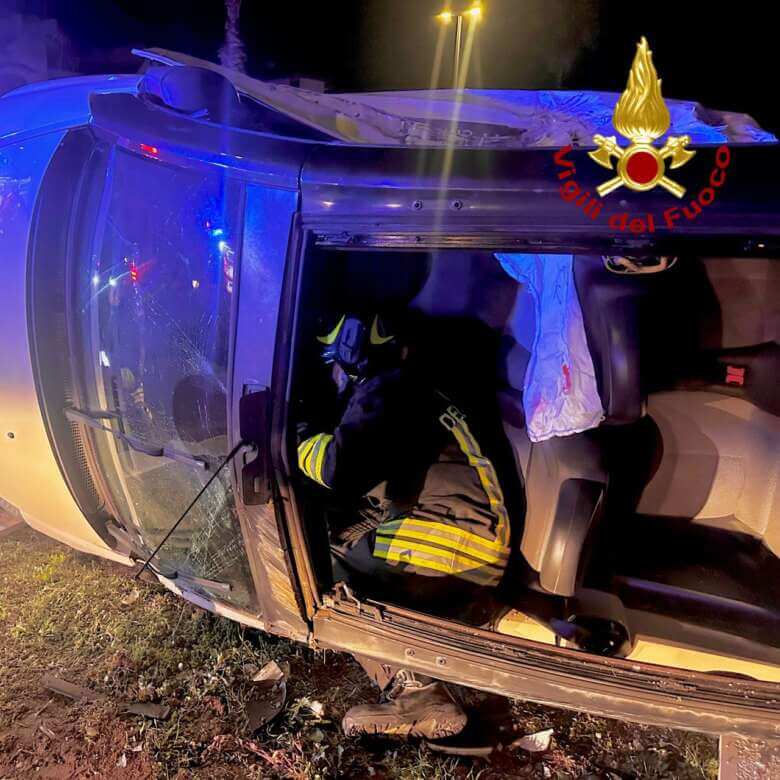 Galleria foto 'Incidente a Lecce, un’auto si ribalta dopo lo scontro con un altro mezzo: soccorsi i conducenti' - foto 2