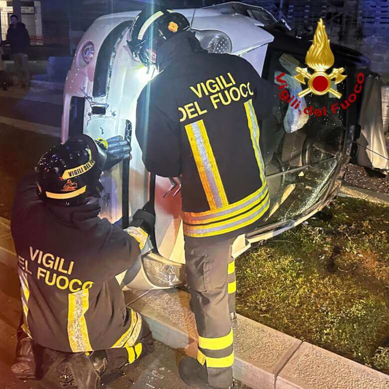 Galleria foto 'Incidente a Lecce, un’auto si ribalta dopo lo scontro con un altro mezzo: soccorsi i conducenti' - foto 1