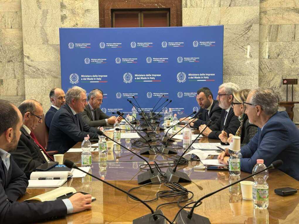 Ex Ilva, Versalis, Leonardo e automotive: Emiliano da Urso per discutere delle crisi industriali in Puglia – VIDEO Ex Ilva, Versalis, Leonardo e automotive: Emiliano da Urso per discutere delle crisi industriali in Puglia – VIDEO