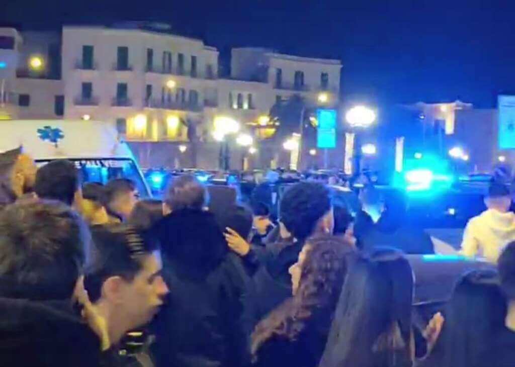 Galleria foto 'Bari, caos in centro: due giovani in sella a uno scooter fuggono a un controllo e cadono – VIDEO' - foto 1
