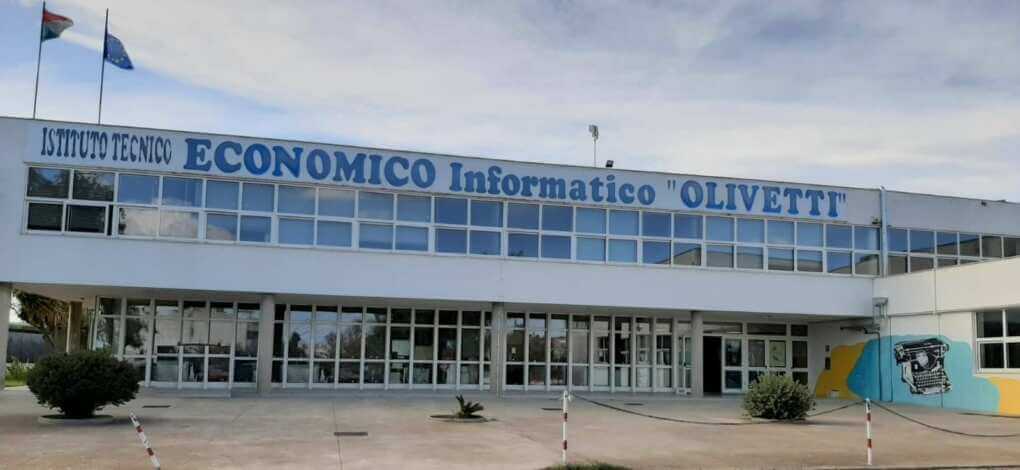 Lecce, studentessa aggredisce la prof e la manda al pronto soccorso: prognosi di 18 giorni