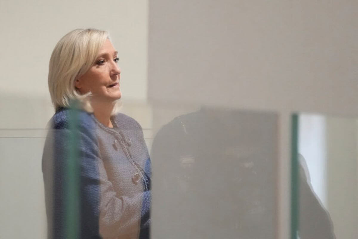 Con fondi Ue ha pagato il personale del suo partito, Le Pen condannata all’ineleggibilità