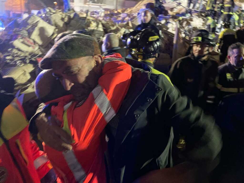 Galleria foto 'Palazzina crollata a Bari, la 74enne è salva: estratta dalle macerie. «Appare in buone condizioni» – VIDEO' - foto 1