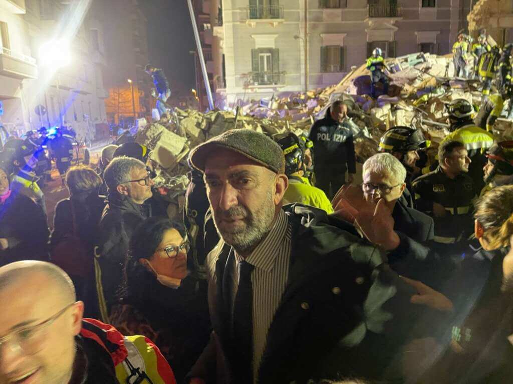 Galleria foto 'Palazzina crollata a Bari, la 74enne è salva: estratta dalle macerie. «Appare in buone condizioni» – VIDEO' - foto 2