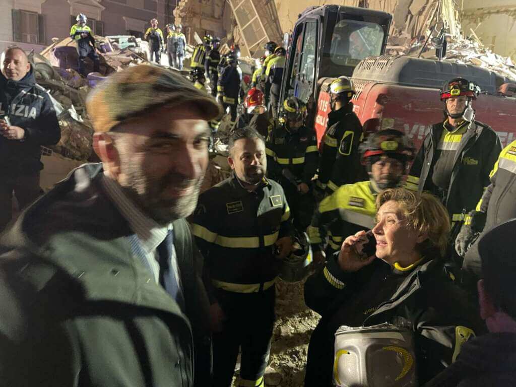Galleria foto 'Palazzina crollata a Bari, la 74enne è salva: estratta dalle macerie. «Appare in buone condizioni» – VIDEO' - foto 4