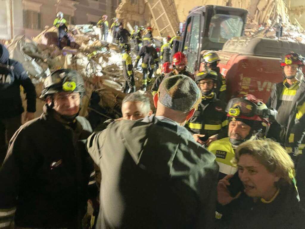 Galleria foto 'Palazzina crollata a Bari, la 74enne è salva: estratta dalle macerie. «Appare in buone condizioni» – VIDEO' - foto 3