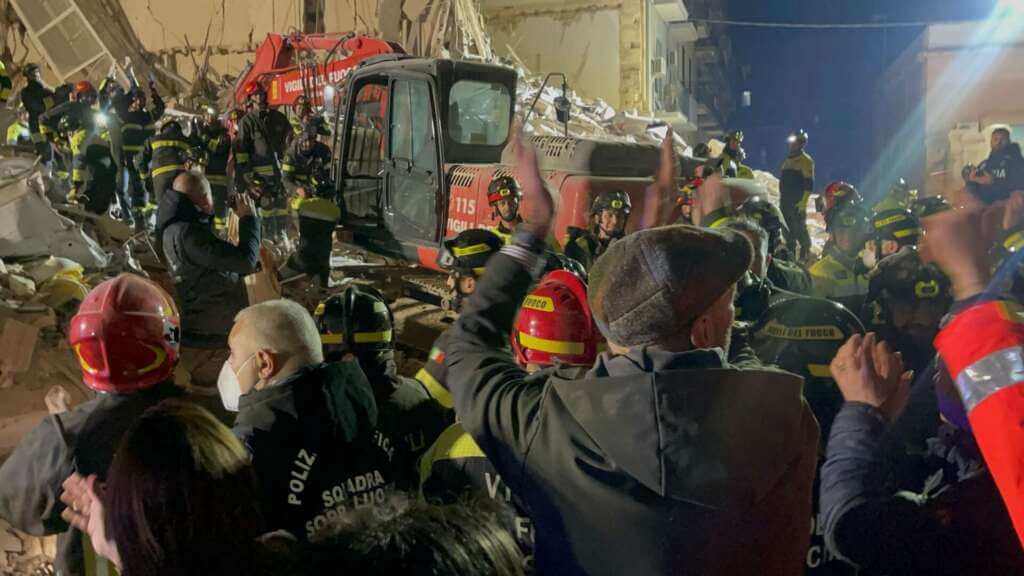 Galleria foto 'Palazzina crollata a Bari, la 74enne è salva: estratta dalle macerie. «Appare in buone condizioni» – VIDEO' - foto 5