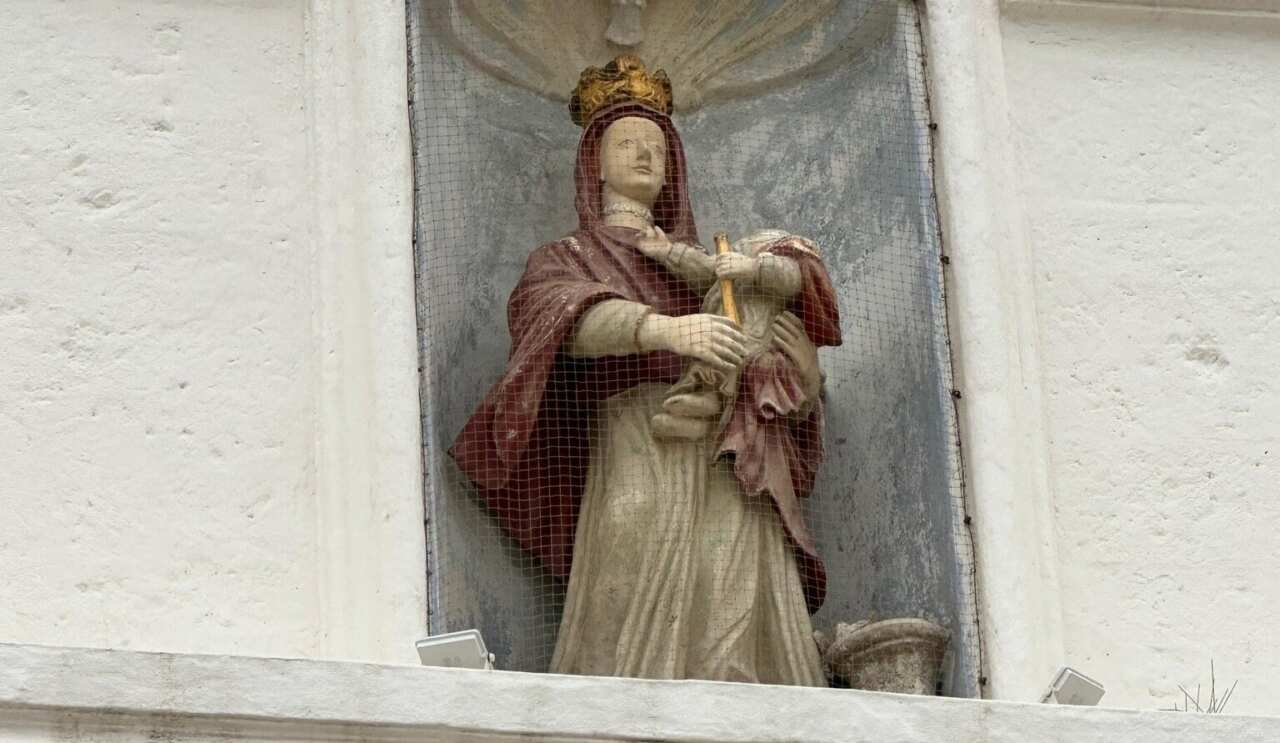 Capurso, danneggiata la statua della Madonna del Pozzo: decapitato Gesù bambino