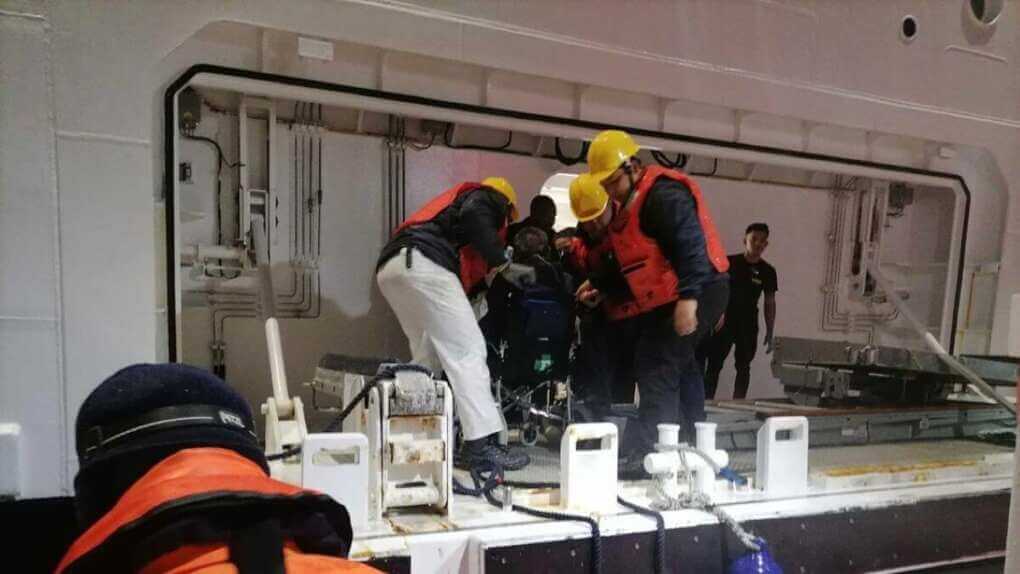 Malore per un turista su una nave da crociera al largo di Otranto: soccorso dalla Guardia costiera – VIDEO