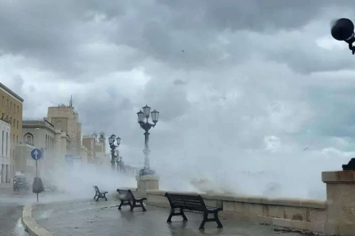 Forte vento e mareggiate, è allerta arancione in Puglia: da mezzanotte alle 20 Forte vento e mareggiate, è allerta arancione in Puglia: da mezzanotte alle 20