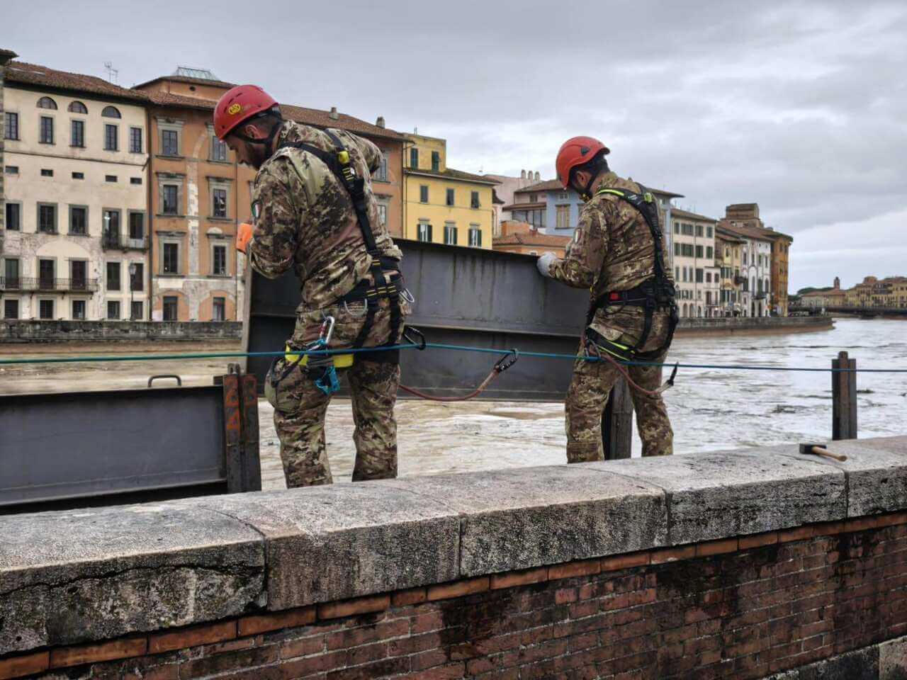 Maltempo, continua l’allerta rossa in Toscana. Paura dopo l’alluvione in Emilia Romagna