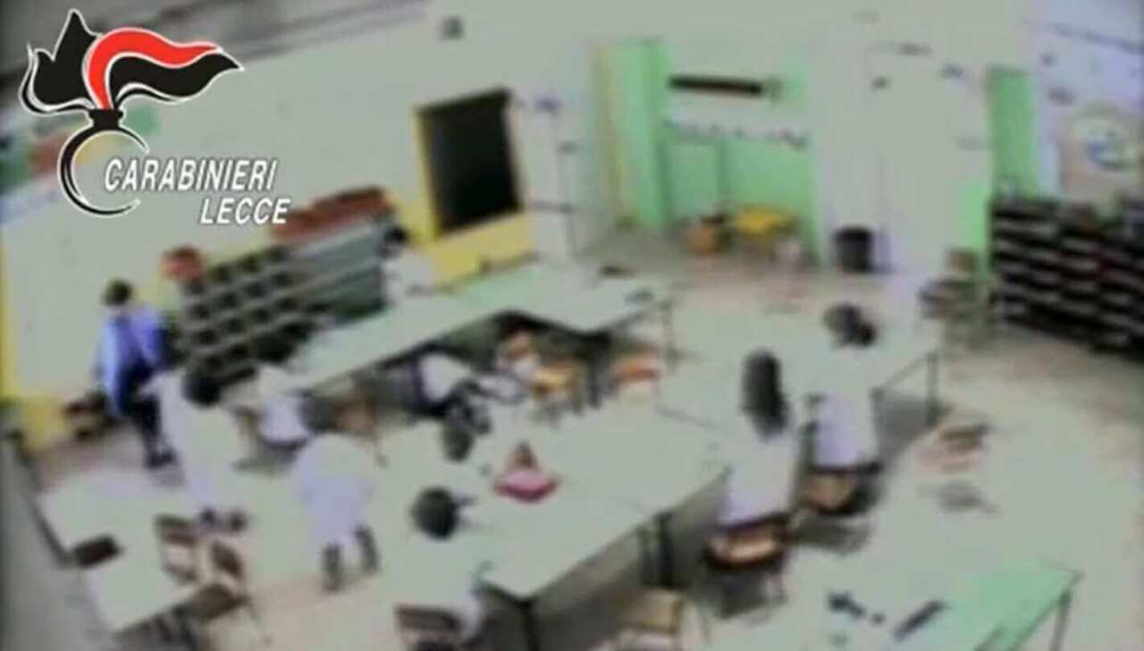 Lecce, schiaffi e bestemmie ai bimbi dell’asilo: maestra condannata. Ma ora insegna in un’altra scuola