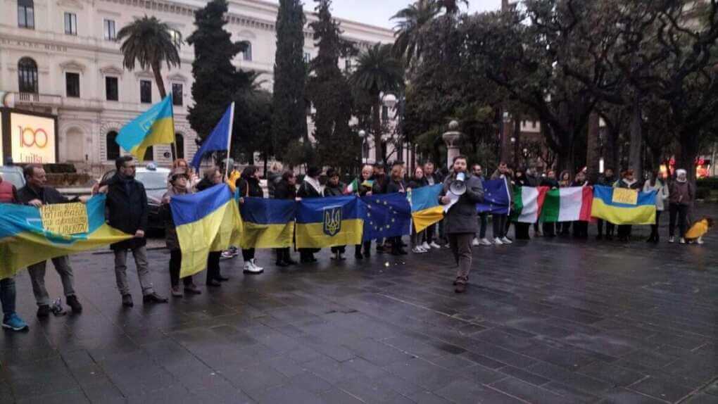 Bari, sit-in di solidarietà all’Ucraina in piazza Umberto: «Zelensky bullizzato dagli Usa» – VIDEO