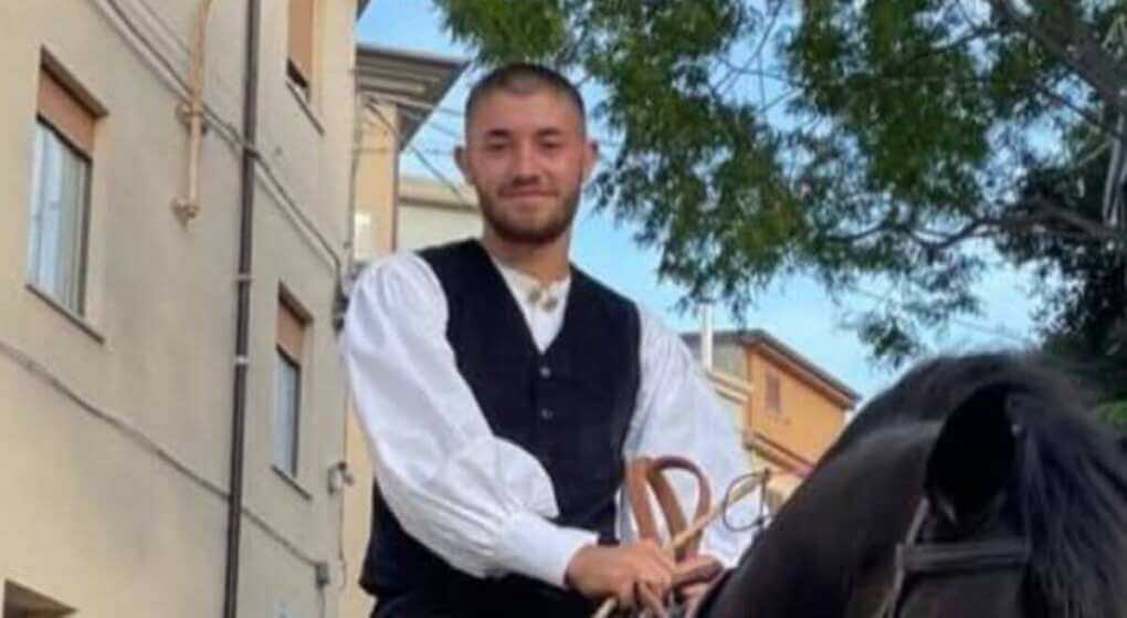 Festa di carnevale finisce nel sangue: un ragazzo di 22 anni ucciso a coltellate Festa di carnevale finisce nel sangue: un ragazzo di 22 anni ucciso a coltellate