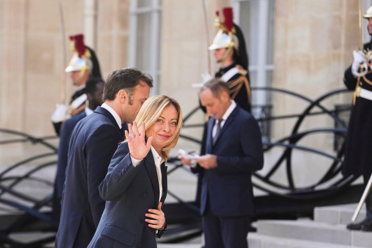 Giorgia Meloni a Parigi, no alle forze militari a Kiev: avanti con la proposta italiana Giorgia Meloni a Parigi, no alle forze militari a Kiev: avanti con la proposta italiana
