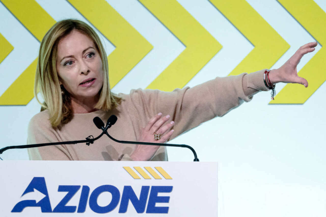 Meloni dal palco di Azione: «Senza difesa si vuole l’Europa come una comunità hippie»