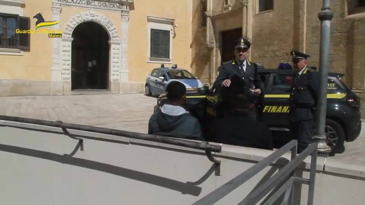 Decreto Flussi, richieste irregolari per l’ingresso in Italia oltre 5mila migranti: 72 denunce a Matera – VIDEO