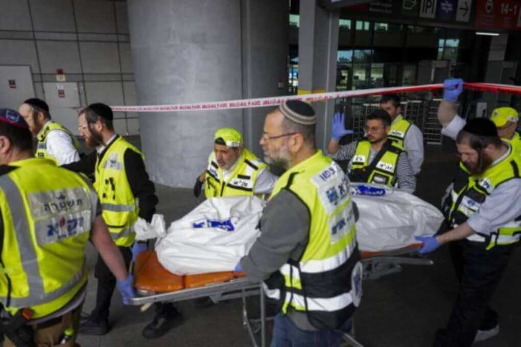 Israele, due aggressori con pistola e coltello attaccano civili ad Haifa: un morto e 4 feriti