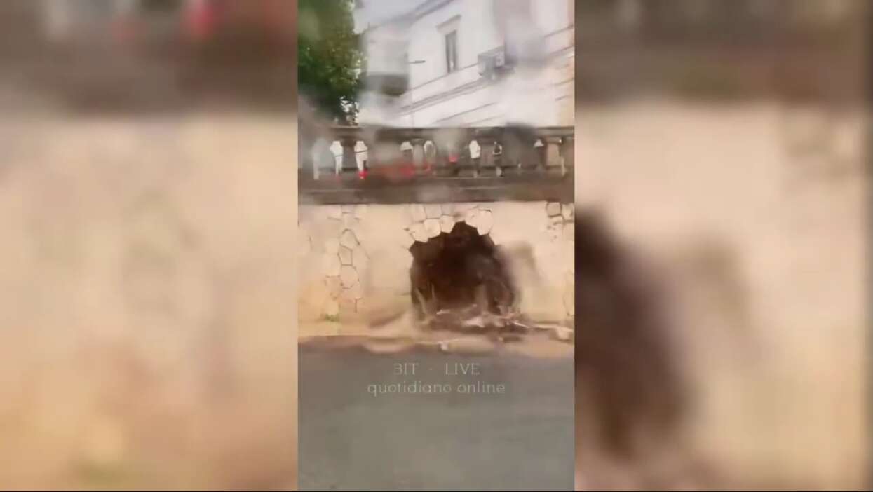 Maltempo in Puglia, forti piogge nel Barese: cede il muro di una villa in via Matera ad Altamura – VIDEO Maltempo in Puglia, forti piogge nel Barese: cede il muro di una villa in via Matera ad Altamura – VIDEO