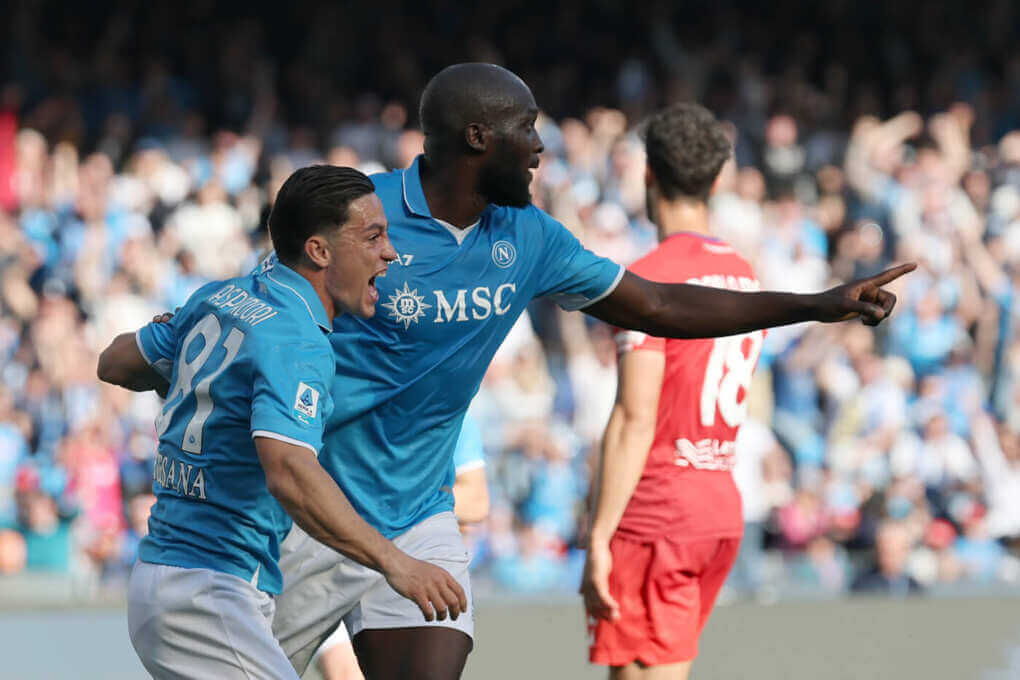 Serie A, il Napoli risponde all’Inter: 2-1 alla Fiorentina e di nuovo -1 in classifica Serie A, il Napoli risponde all’Inter: 2-1 alla Fiorentina e di nuovo -1 in classifica
