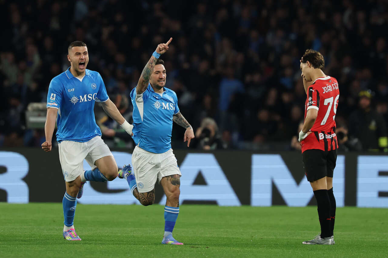 Serie A, il Napoli resta in scia dell’Inter: Milan battuto 2-1 con i gol di Politano e Lukaku Serie A, il Napoli resta in scia dell’Inter: Milan battuto 2-1 con i gol di Politano e Lukaku