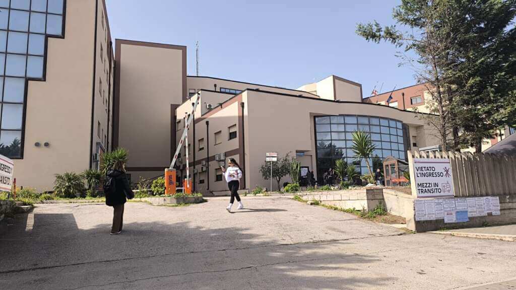 Galleria foto 'Panico nel reparto di Pediatria dell’ospedale di San Severo: una donna minaccia il personale sanitario' - foto 1