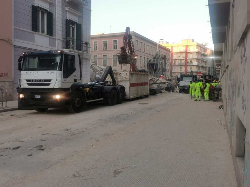 Crollo a Bari, operai al lavoro nella palazzina salvano una famiglia con un bambino