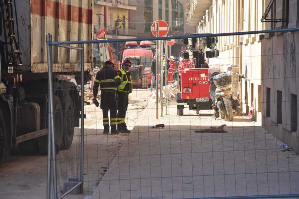 Palazzina crollata a Bari, una residente della zona: «Rischio amianto, usciamo solo con le mascherine» – VIDEO Palazzina crollata a Bari, una residente della zona: «Rischio amianto, usciamo solo con le mascherine» – VIDEO