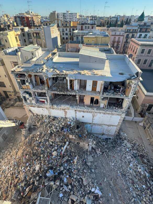 Galleria foto 'Palazzina crollata a Bari, proseguono i lavori di demolizione: «La situazione di pericolo non è cessata»' - foto 2