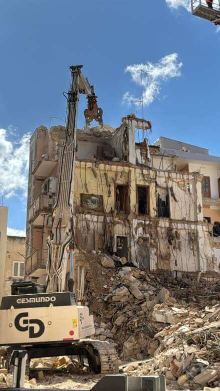 Galleria foto 'Palazzina crollata a Bari, proseguono i lavori di demolizione: «La situazione di pericolo non è cessata»' - foto 3
