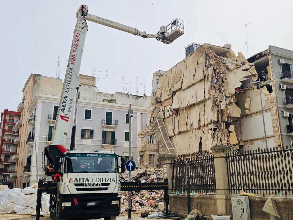 Galleria foto 'Crollo a Bari, via alla demolizione controllata della parte restante della palazzina – FOTO e VIDEO' - foto 10