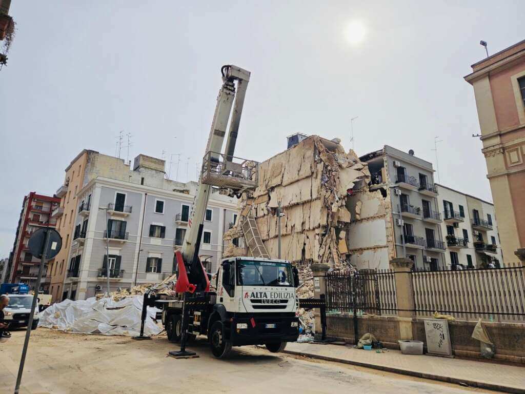 Galleria foto 'Crollo a Bari, via alla demolizione controllata della parte restante della palazzina – FOTO e VIDEO' - foto 7