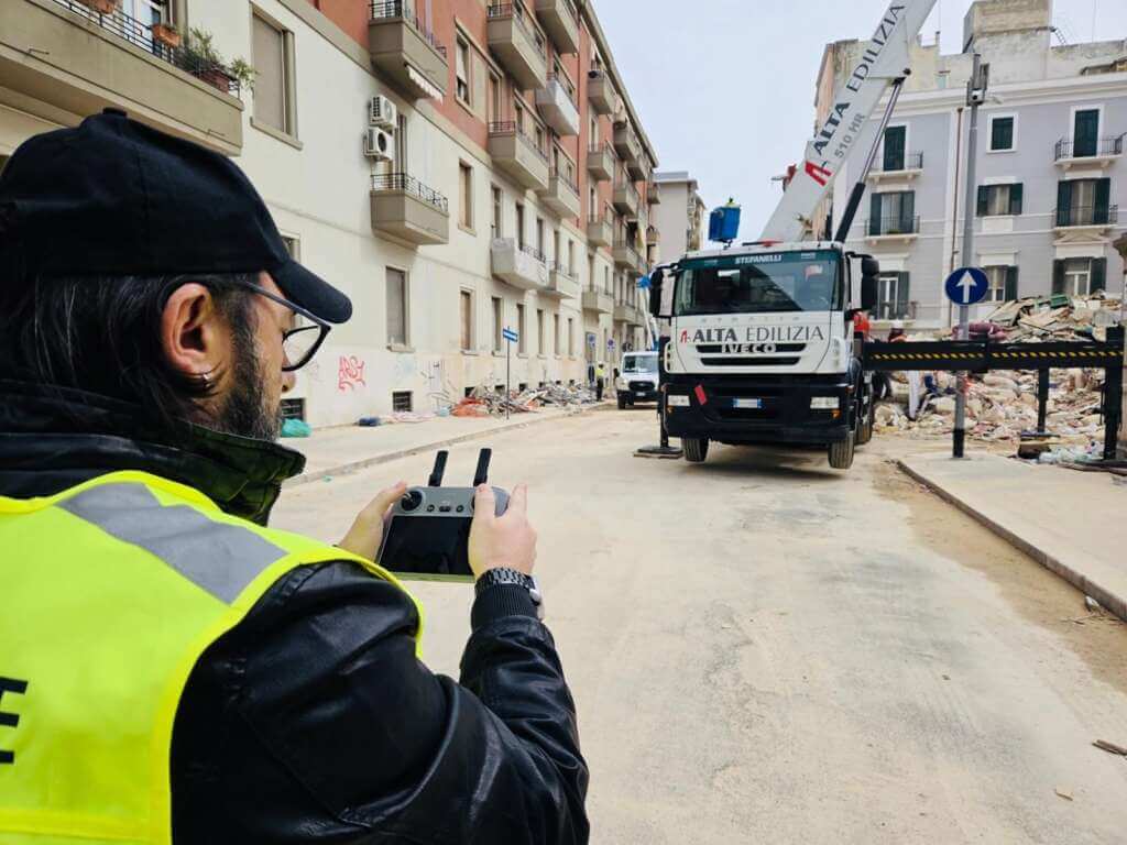 Galleria foto 'Crollo a Bari, via alla demolizione controllata della parte restante della palazzina – FOTO e VIDEO' - foto 11