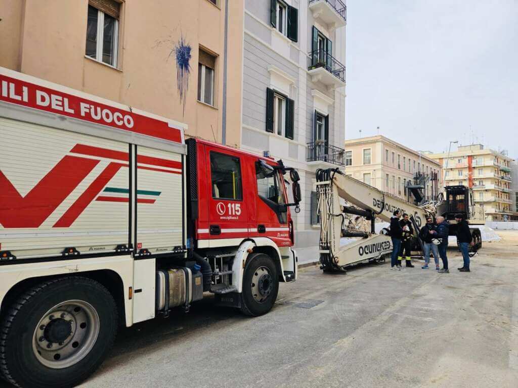 Galleria foto 'Crollo a Bari, via alla demolizione controllata della parte restante della palazzina – FOTO e VIDEO' - foto 12