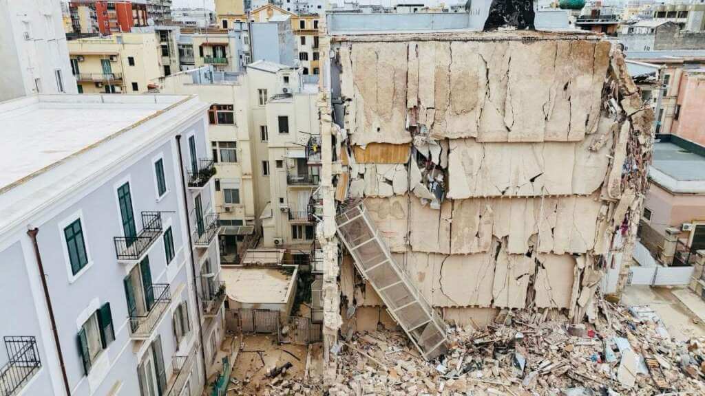 Galleria foto 'Crollo a Bari, via alla demolizione controllata della parte restante della palazzina – FOTO e VIDEO' - foto 19