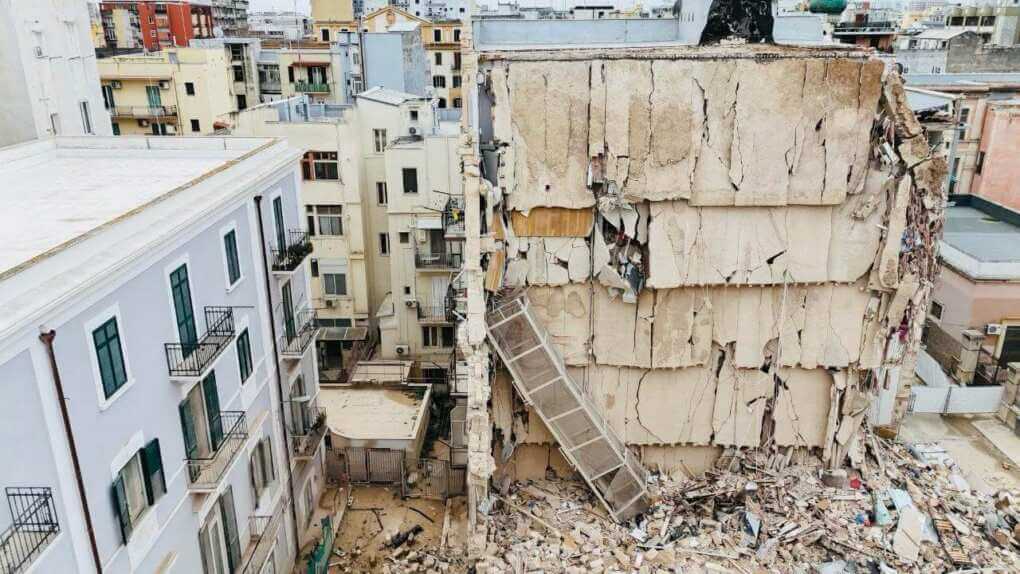 Crollo a Bari, via alla demolizione controllata della parte restante della palazzina – FOTO e VIDEO Crollo a Bari, via alla demolizione controllata della parte restante della palazzina – FOTO e VIDEO