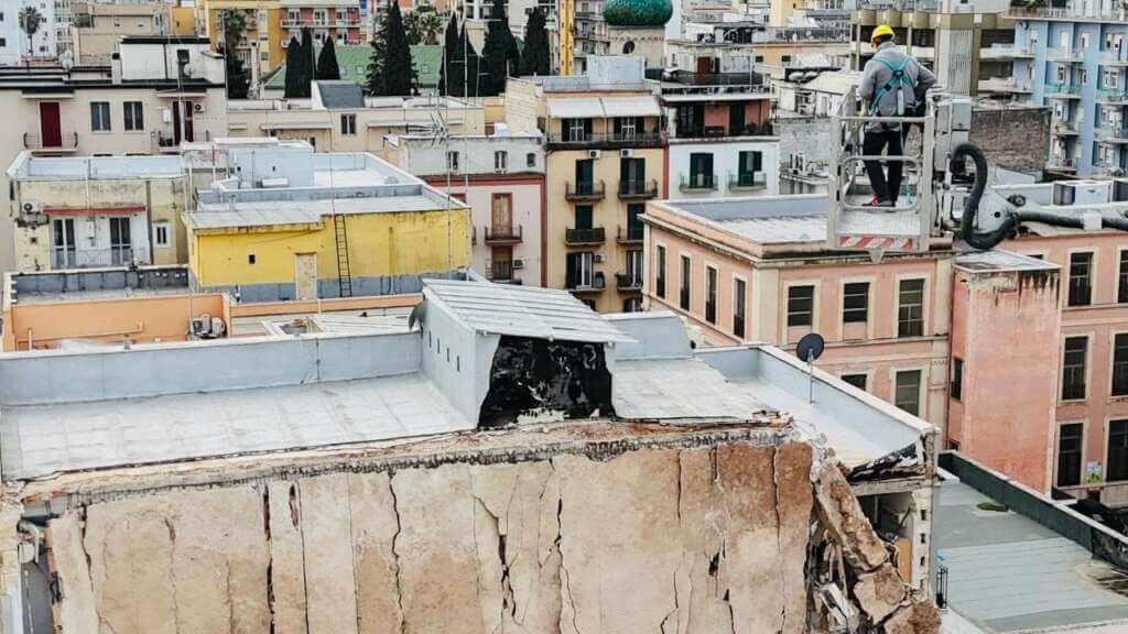 Galleria foto 'Crollo a Bari, via alla demolizione controllata della parte restante della palazzina – FOTO e VIDEO' - foto 17