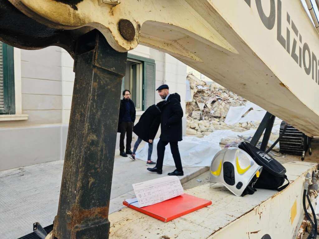 Galleria foto 'Crollo a Bari, via alla demolizione controllata della parte restante della palazzina – FOTO e VIDEO' - foto 1