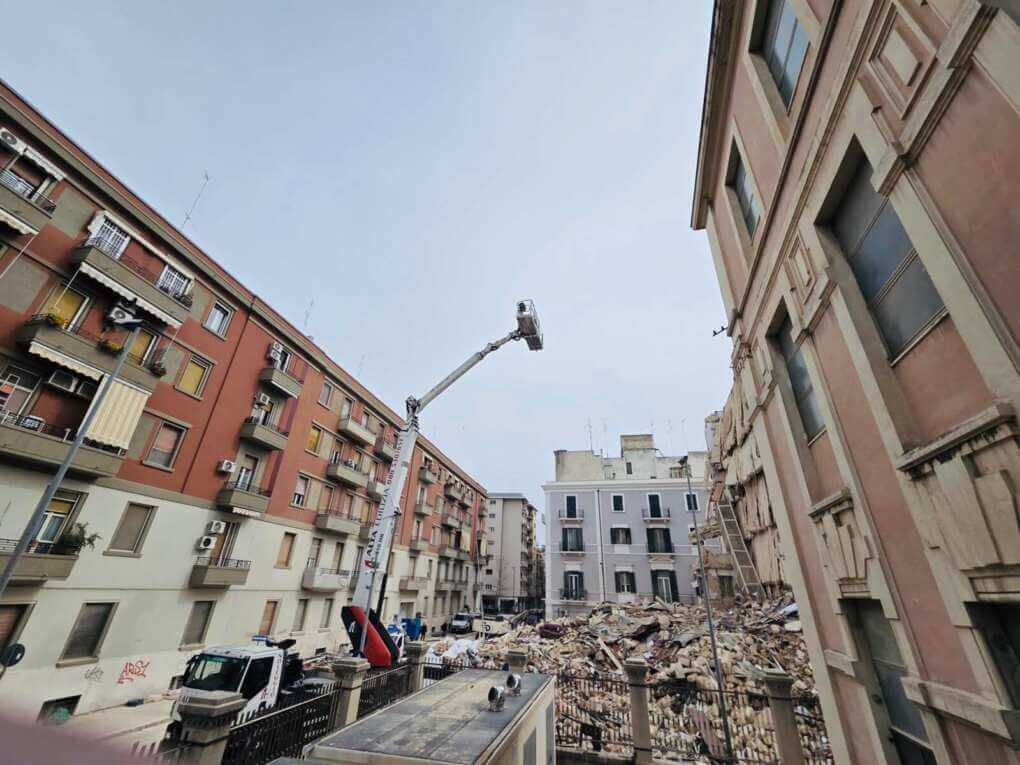 Palazzina crollata a Bari, arriva la conferma dell’Arpa: «Non c’è amianto nell’aria e nelle polveri»
