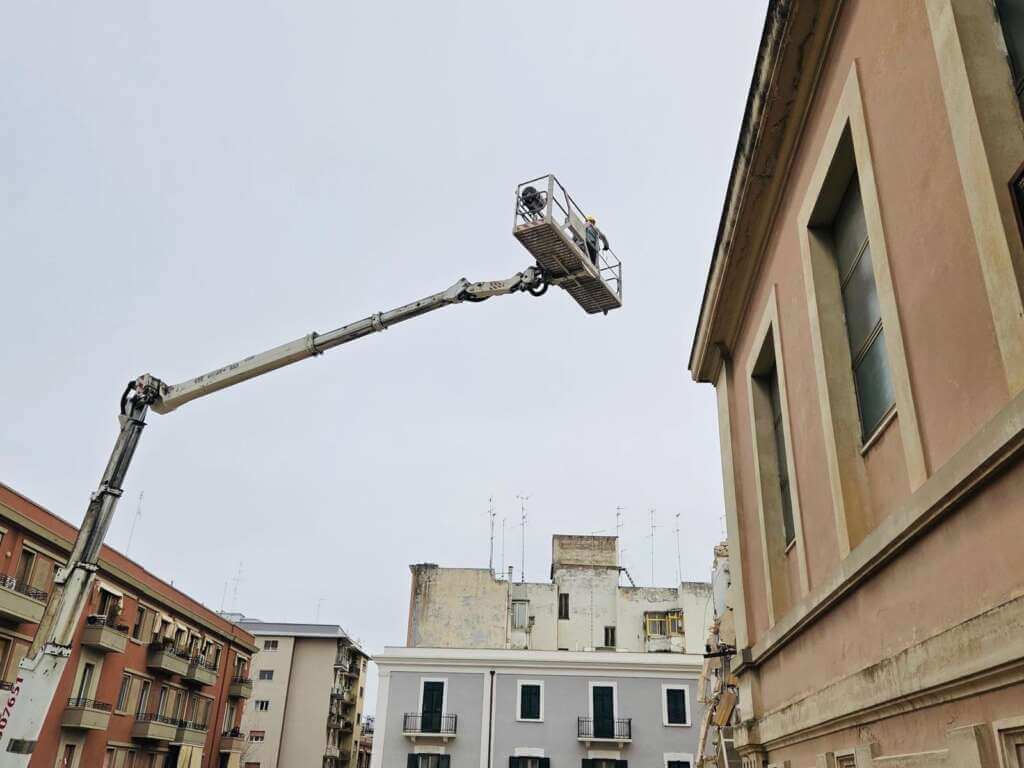 Galleria foto 'Crollo a Bari, via alla demolizione controllata della parte restante della palazzina – FOTO e VIDEO' - foto 3